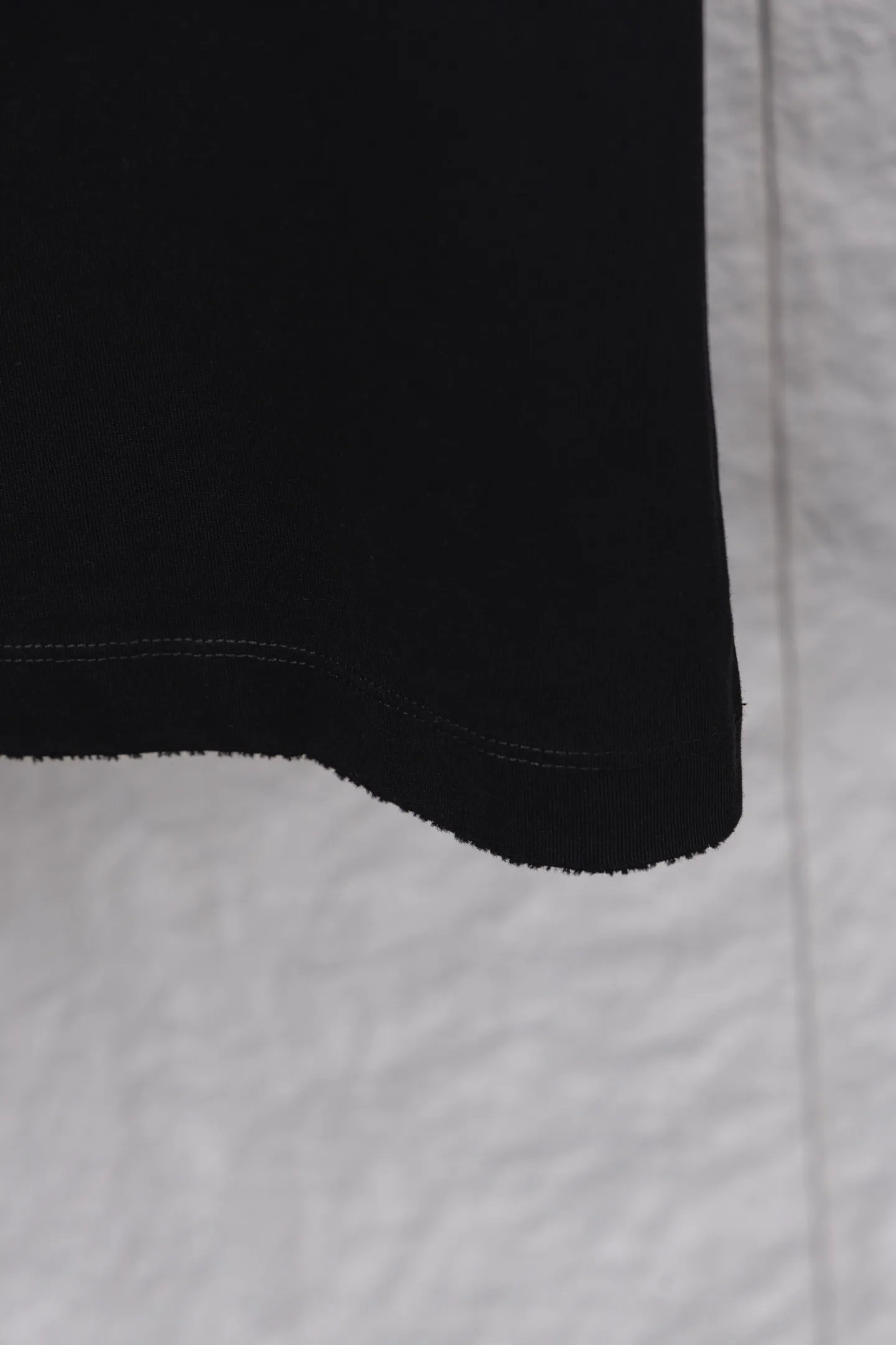 P240 model number/F060 Chrome hearts new hand-painted T-shirt. Heavy 350g double yarn fabric. Wash the whole garment twice. The four sides are frayed and picked. Heavy fabric. The neckline is made of icy Salona. Loose version. Deep, wide and stylish. No deformation or shrinkage. Fabric: 350g. Version: loose. Color: black and white.